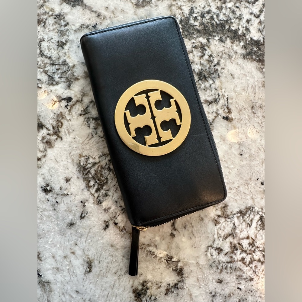 Authentic Tory Burch Wallet. Great condition.